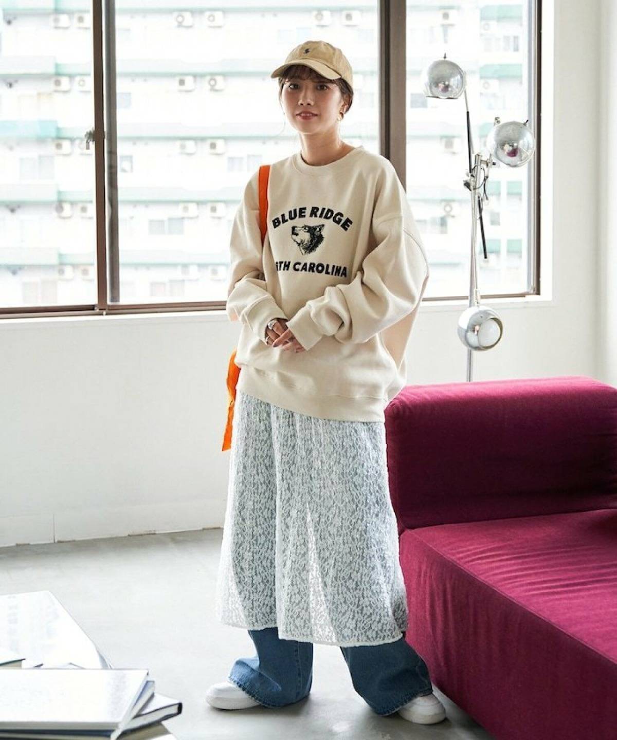 ベージュのスウェットコーデ デニム レーススカート