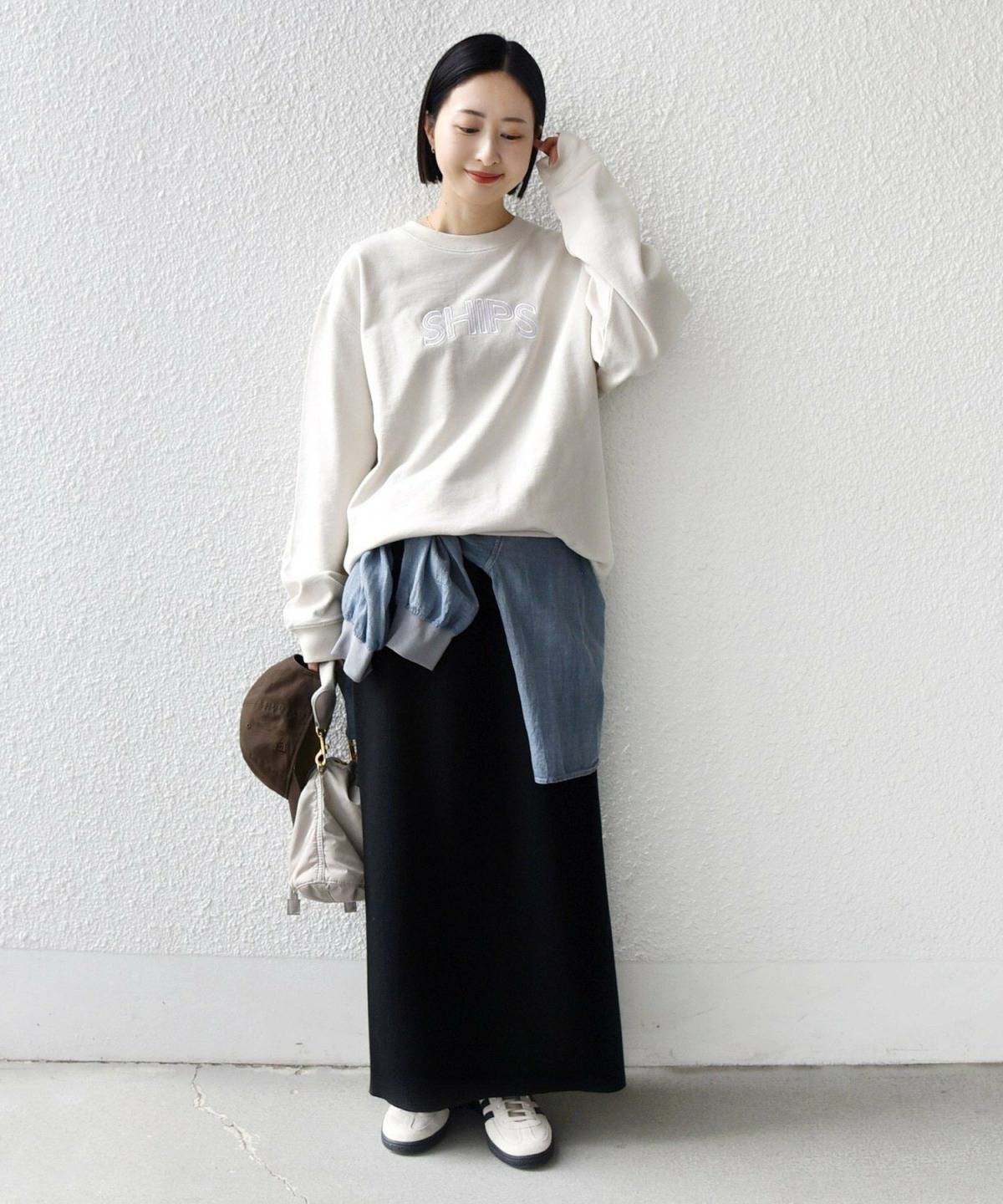 ベージュのスウェットコーデ 黒スカート