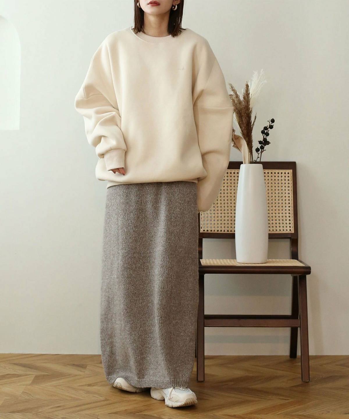 ベージュのスウェットコーデ オーバーサイズ