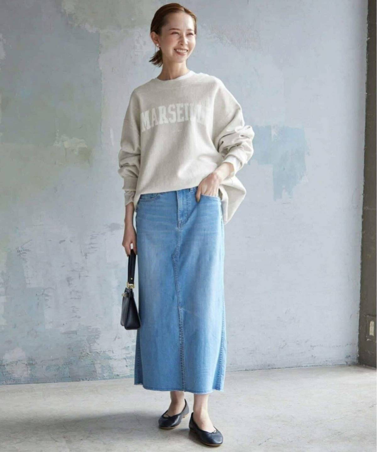 ベージュスウェットコーデ ロゴ デニムスカート