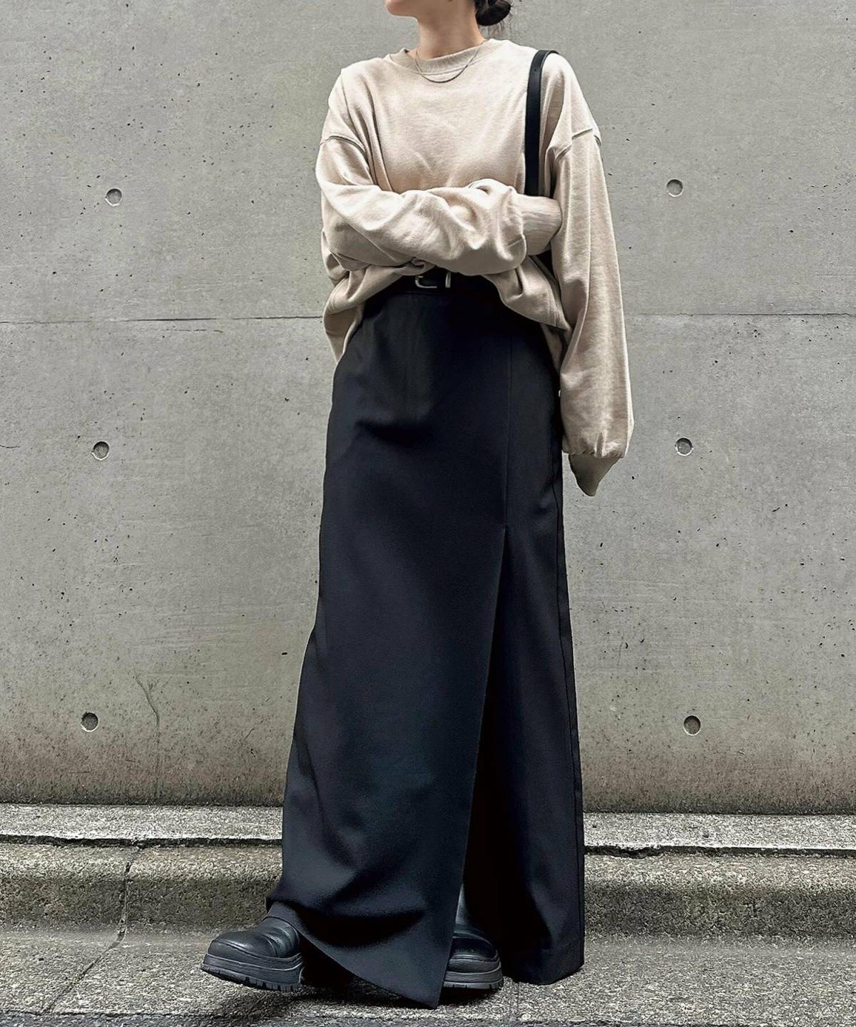 ベージュのスウェットコーデ 黒のロングスカート