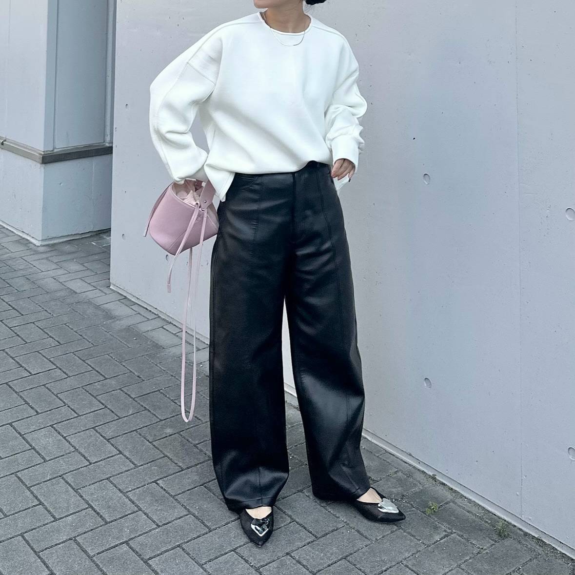 モノトーンコーデ×ピンク小物