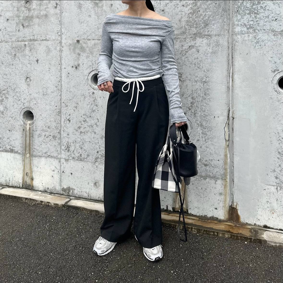 オフショルトップスを合わせる！