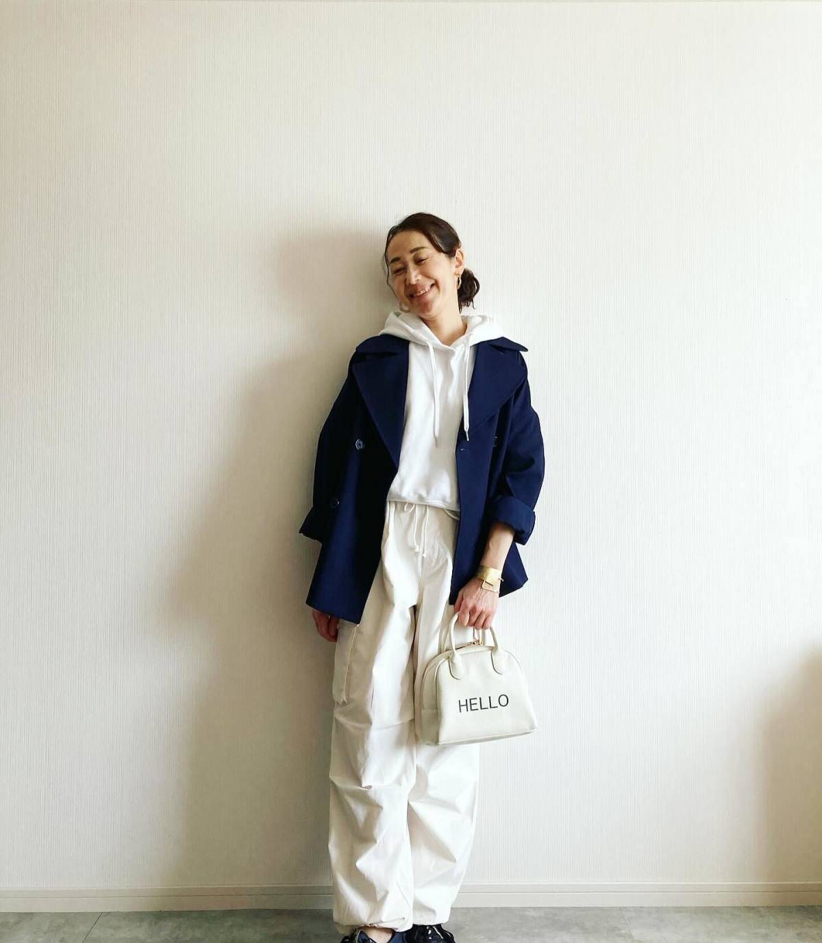 ホワイトコーデ×ネイビーアウター