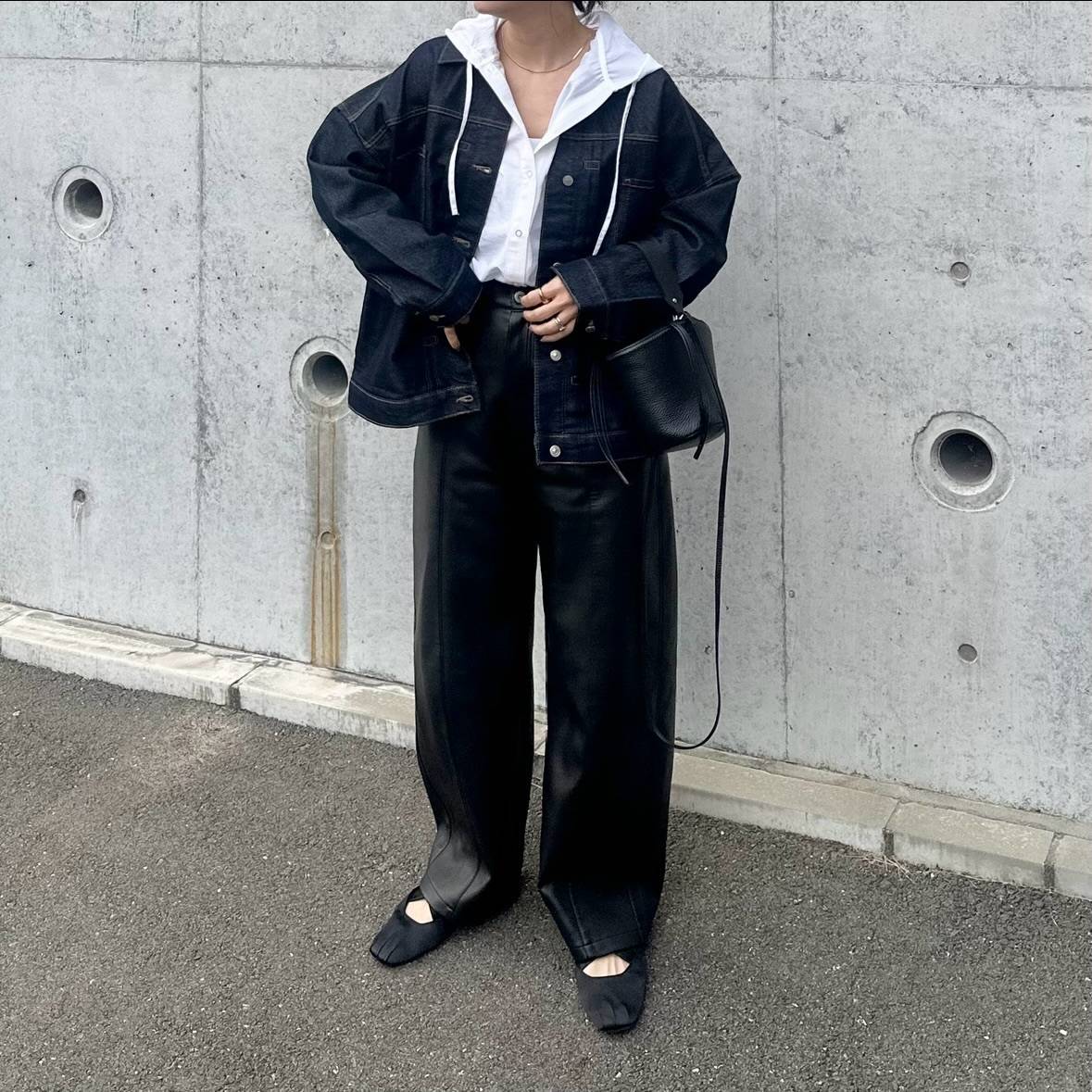 デニムジャケットからフードを覗かせる♪