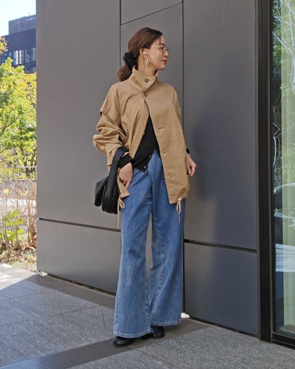 ベージュコート×ワイドデニムパンツ