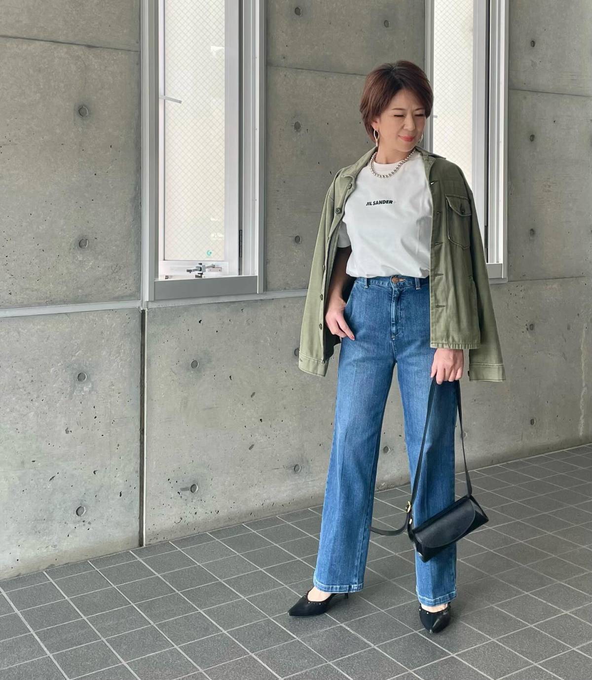 ミリタリー調のシャツを肩掛けする！