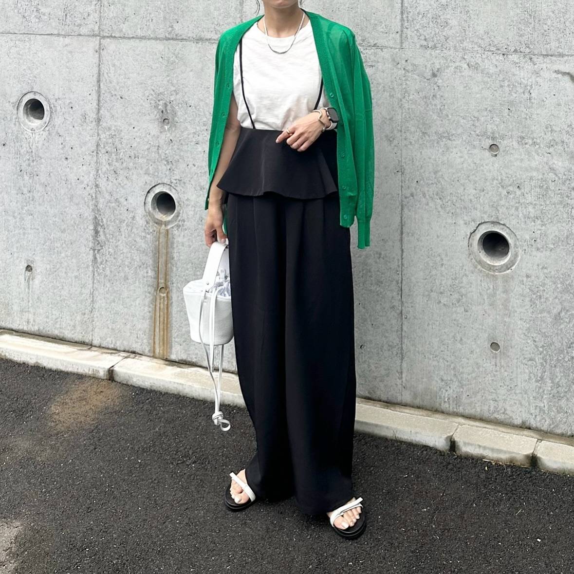 カラーカーディガンを肩掛けする♡