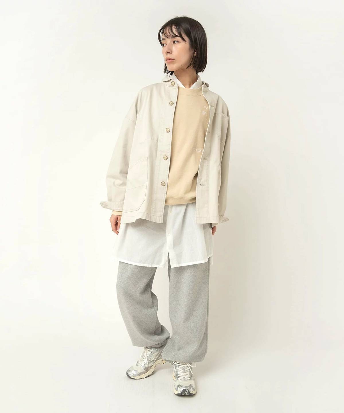 ベージュのスウェット春コーデ 白シャツ スウェットパンツ