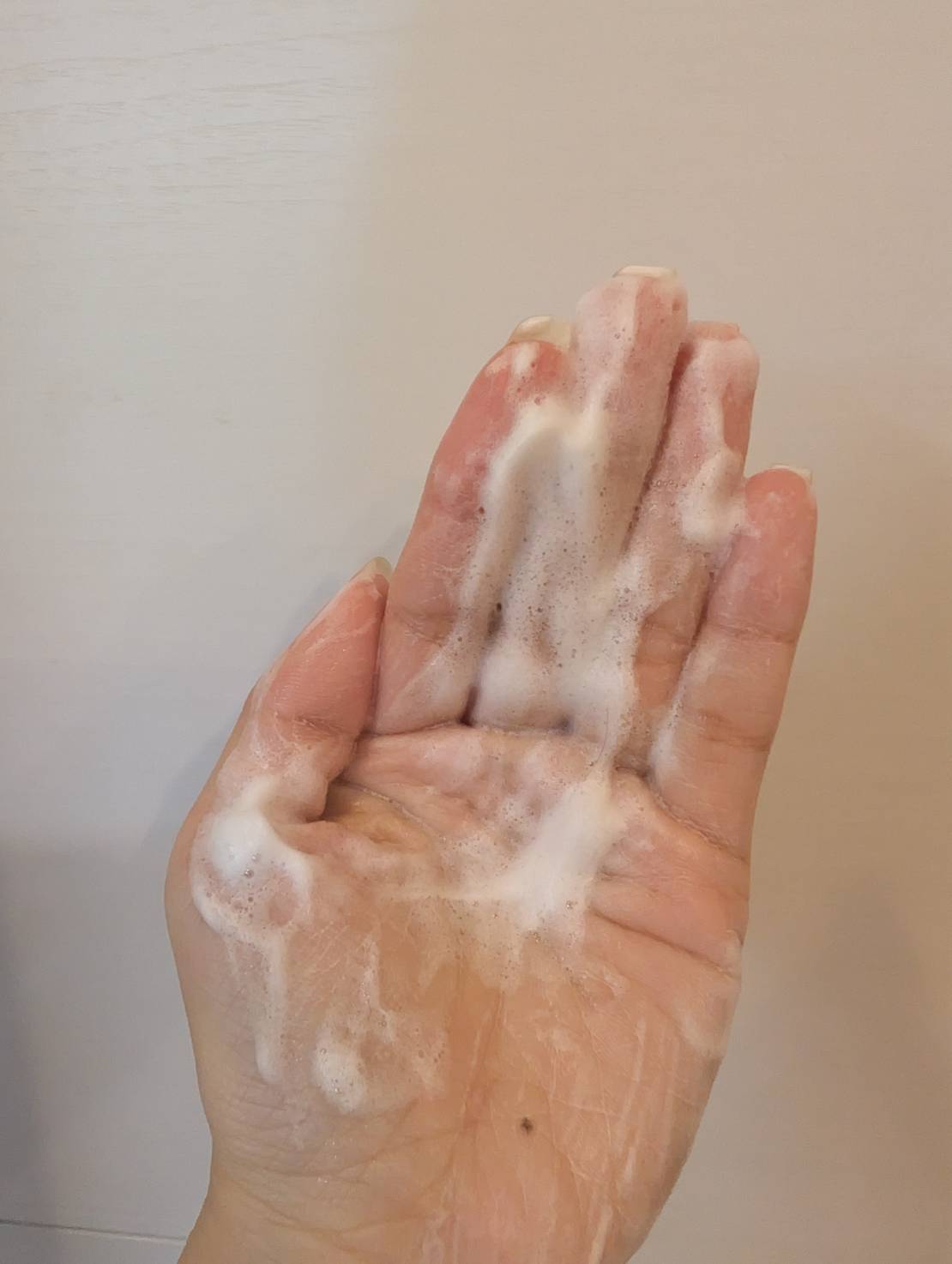 COCON time(ココンタイム) セリシン入りヘア＆ボディシャンプーを手に取ったところ