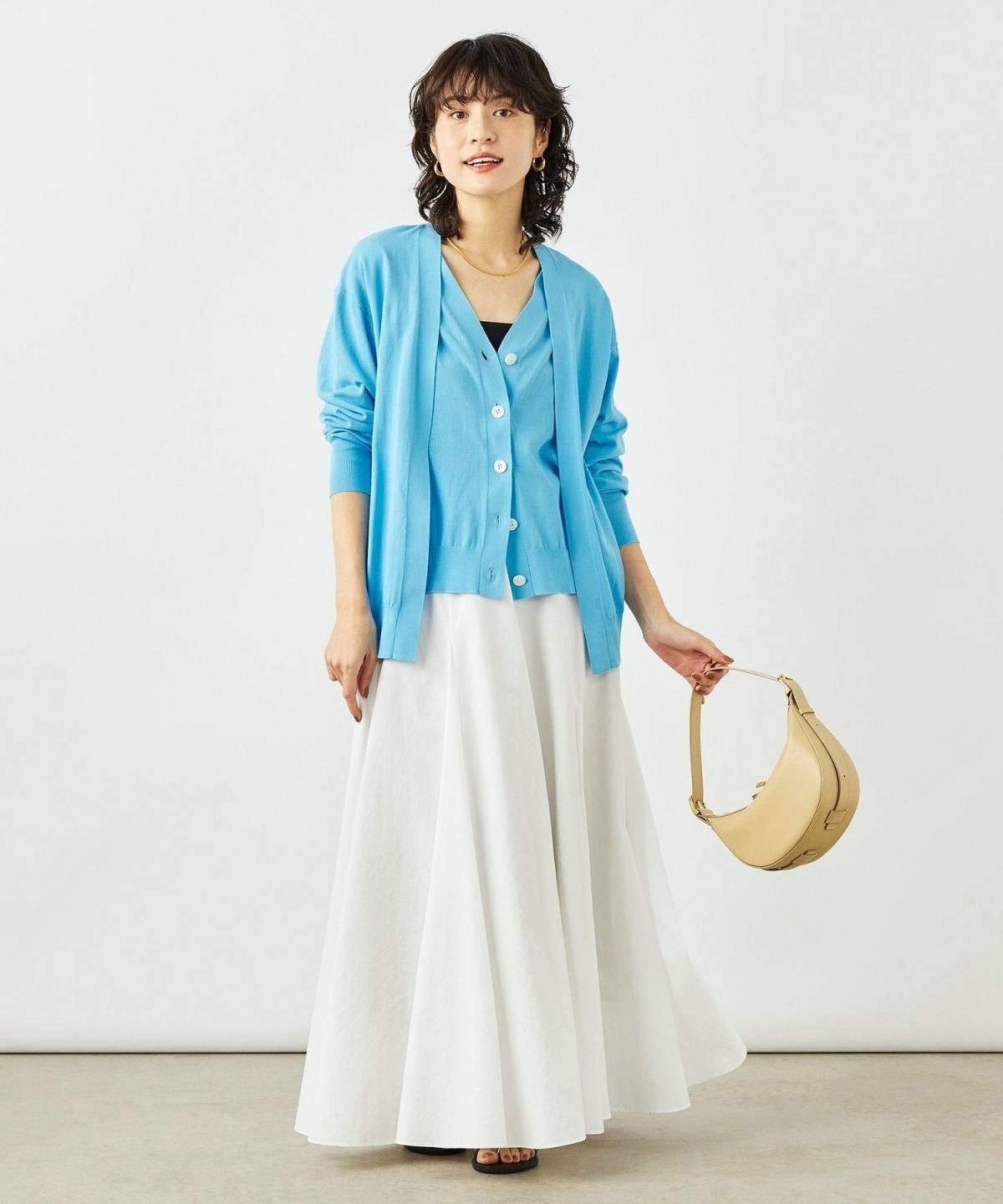 水色のカーディガンを使った春コーデ 白スカート