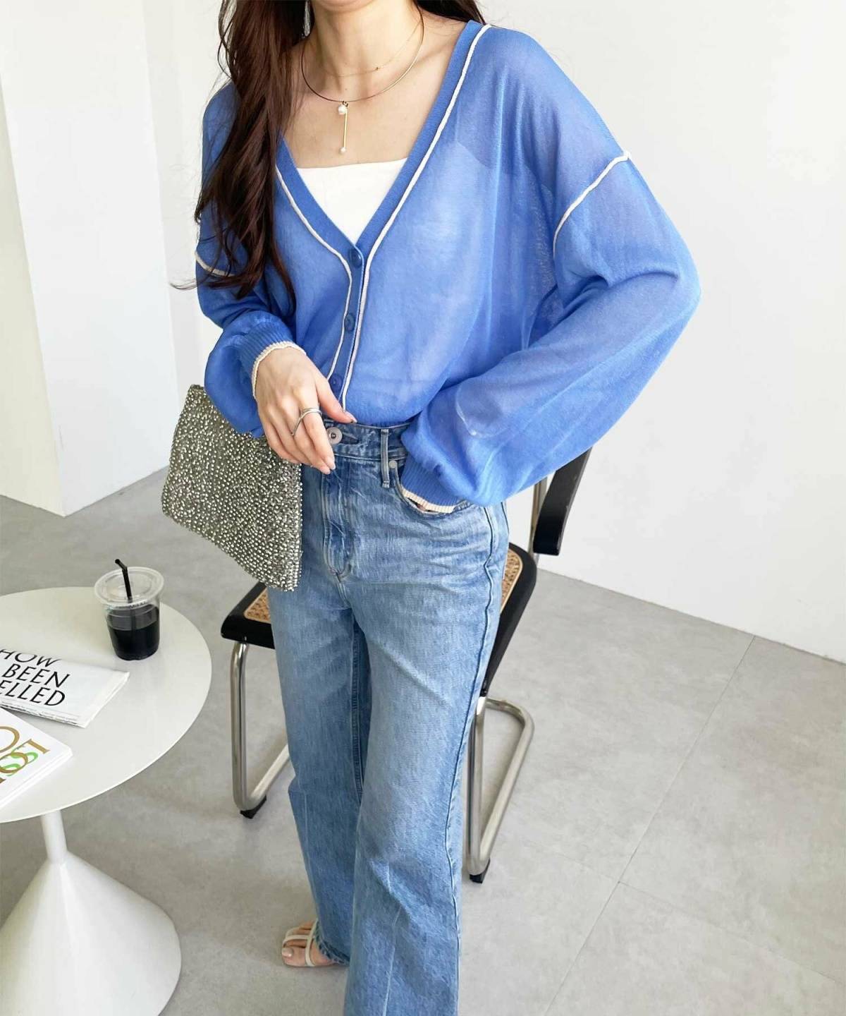 水色のカーディガンを使った春コーデ デニムパンツ