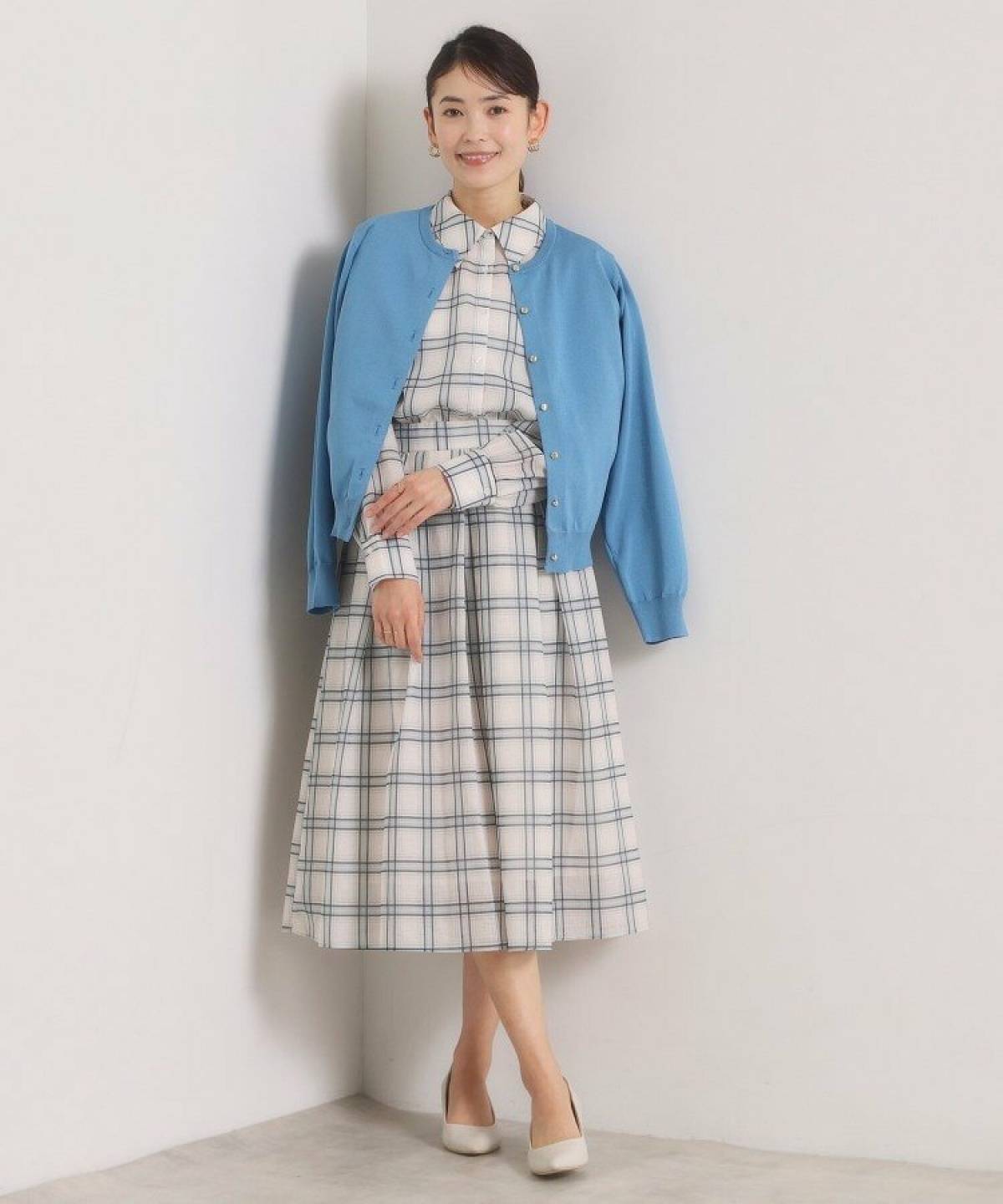 水色のカーディガンを使った春コーデ シャツワンピース
