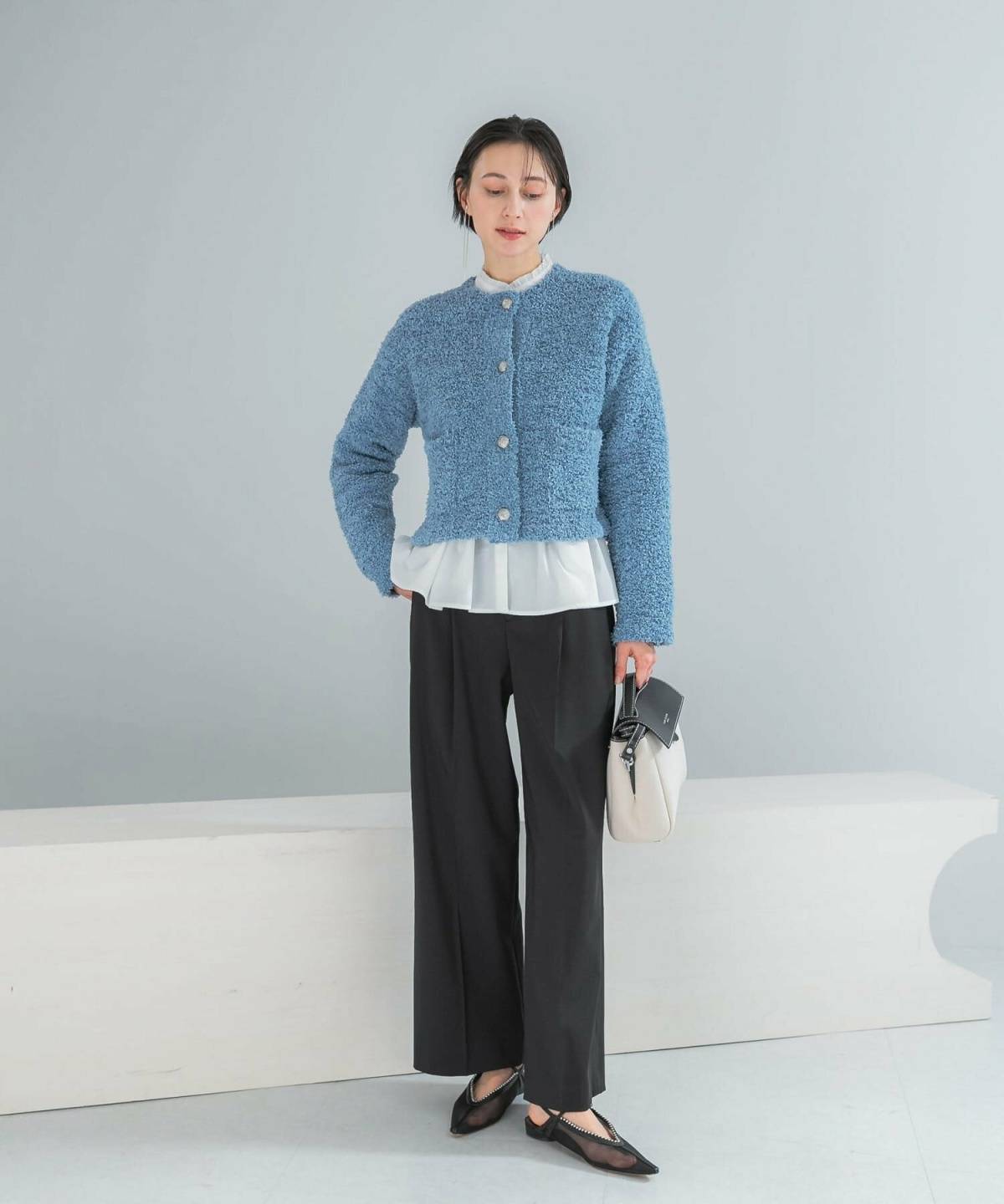 水色のカーディガンを使った春コーデ ブラウス レイヤード