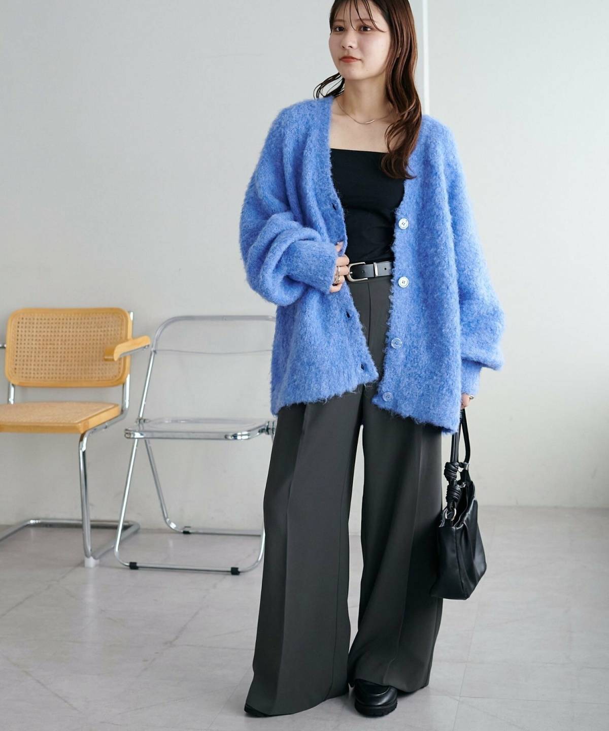 水色のカーディガンを使った春コーデ 黒パンツ