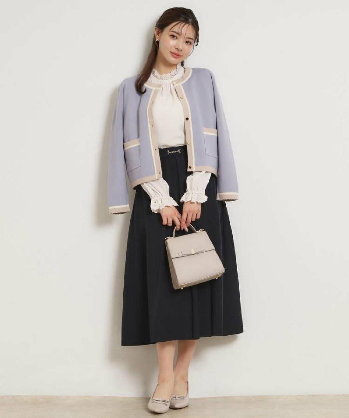 水色のカーディガンを使った春コーデ ミディスカート