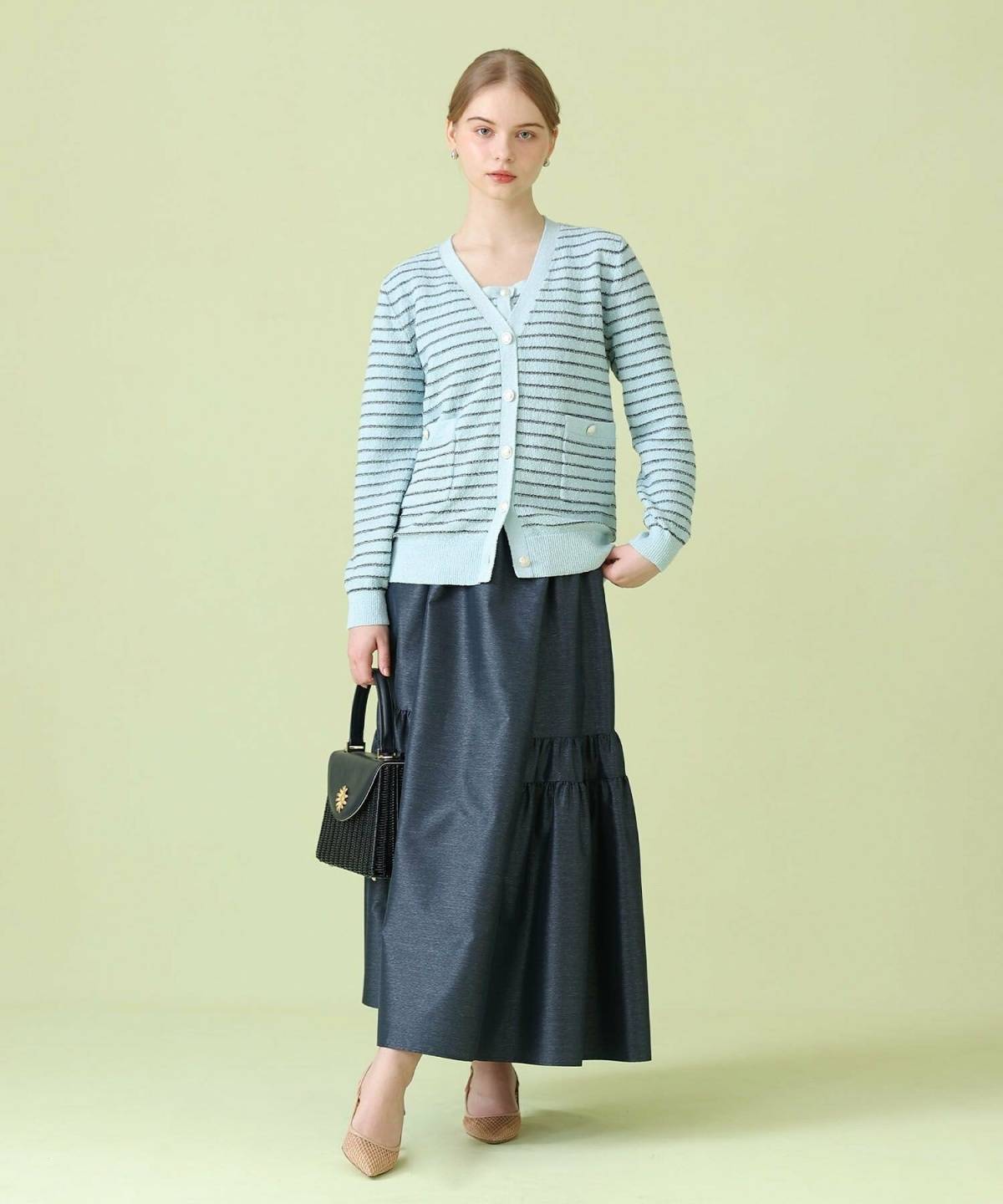 水色のカーディガンを使った春コーデ ロングスカート