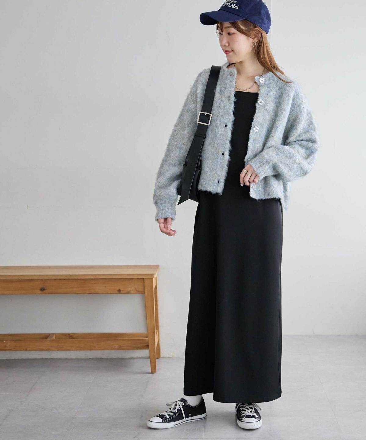 水色のカーディガンを使った春コーデ 黒ワンピース