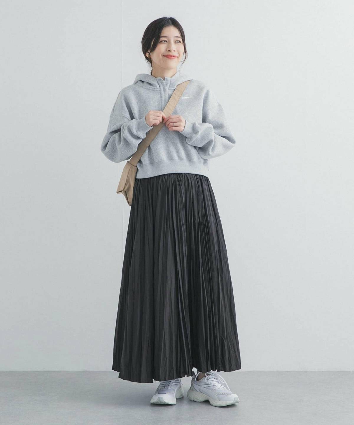 5月の大阪コーデ プリーツスカート パーカー