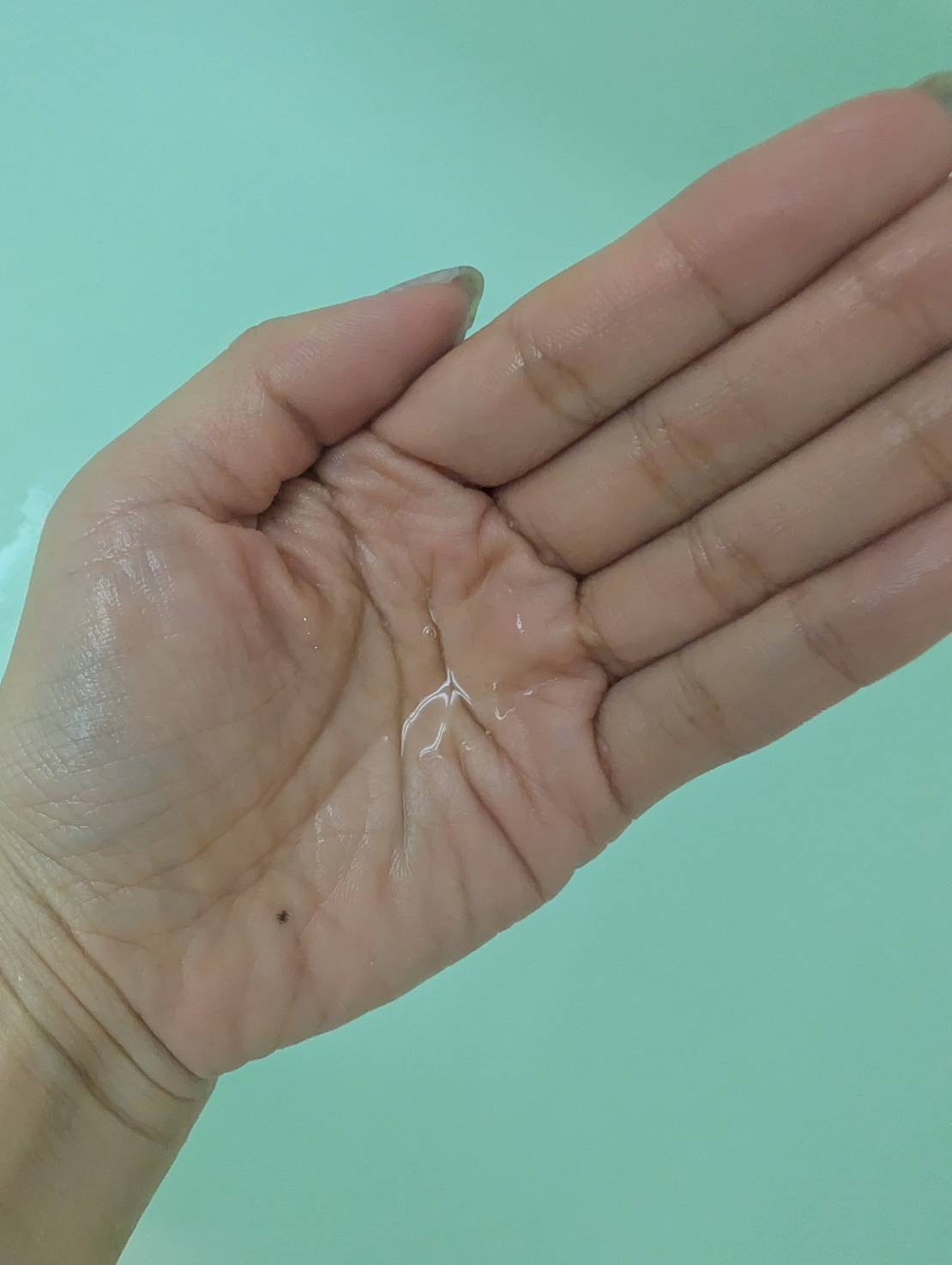 favsのカーミングフェイシャルウォッシュを手に取ったところ