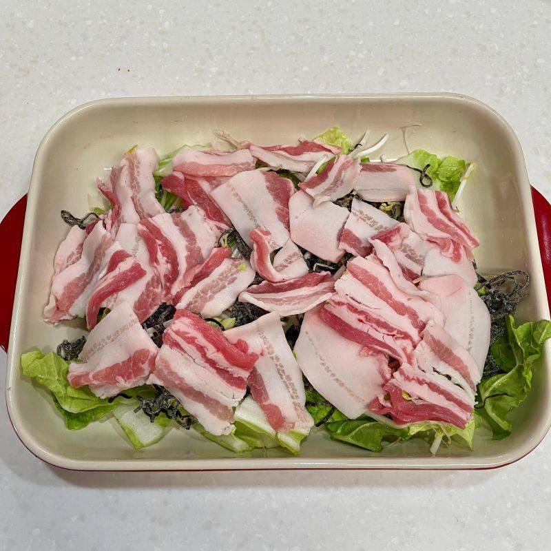 くらこん公式の「レンジで簡単！塩こんぶで豚バラ白菜」のレシピ