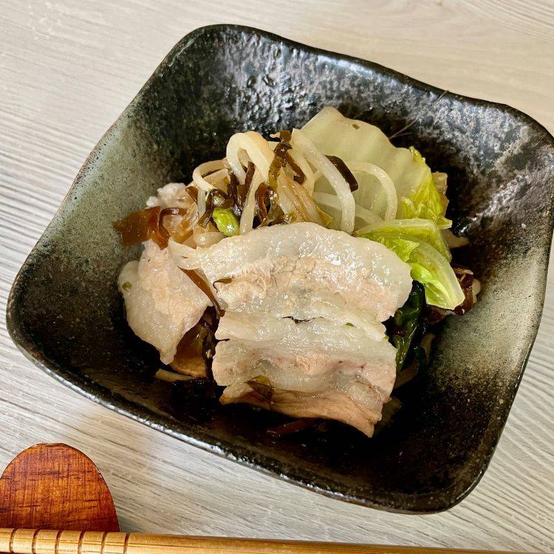 くらこん公式の「レンジで簡単！塩こんぶで豚バラ白菜」のレシピ