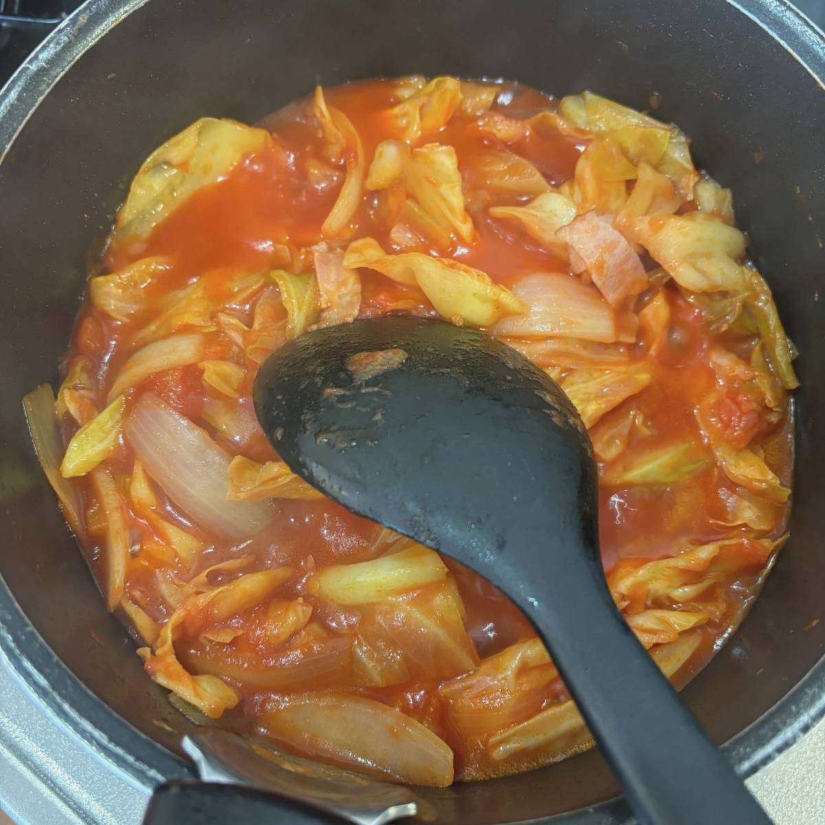 JAグループ公式の「キャベツとベーコンのトマト煮」のレシピ