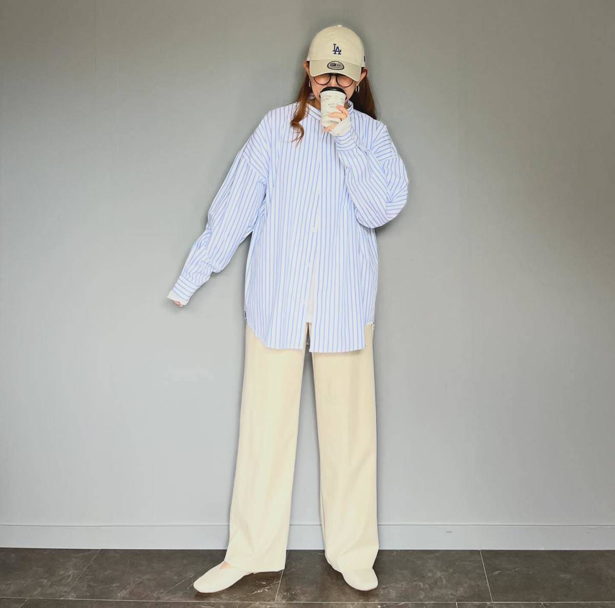 ストライプ柄シャツ×白パンツ