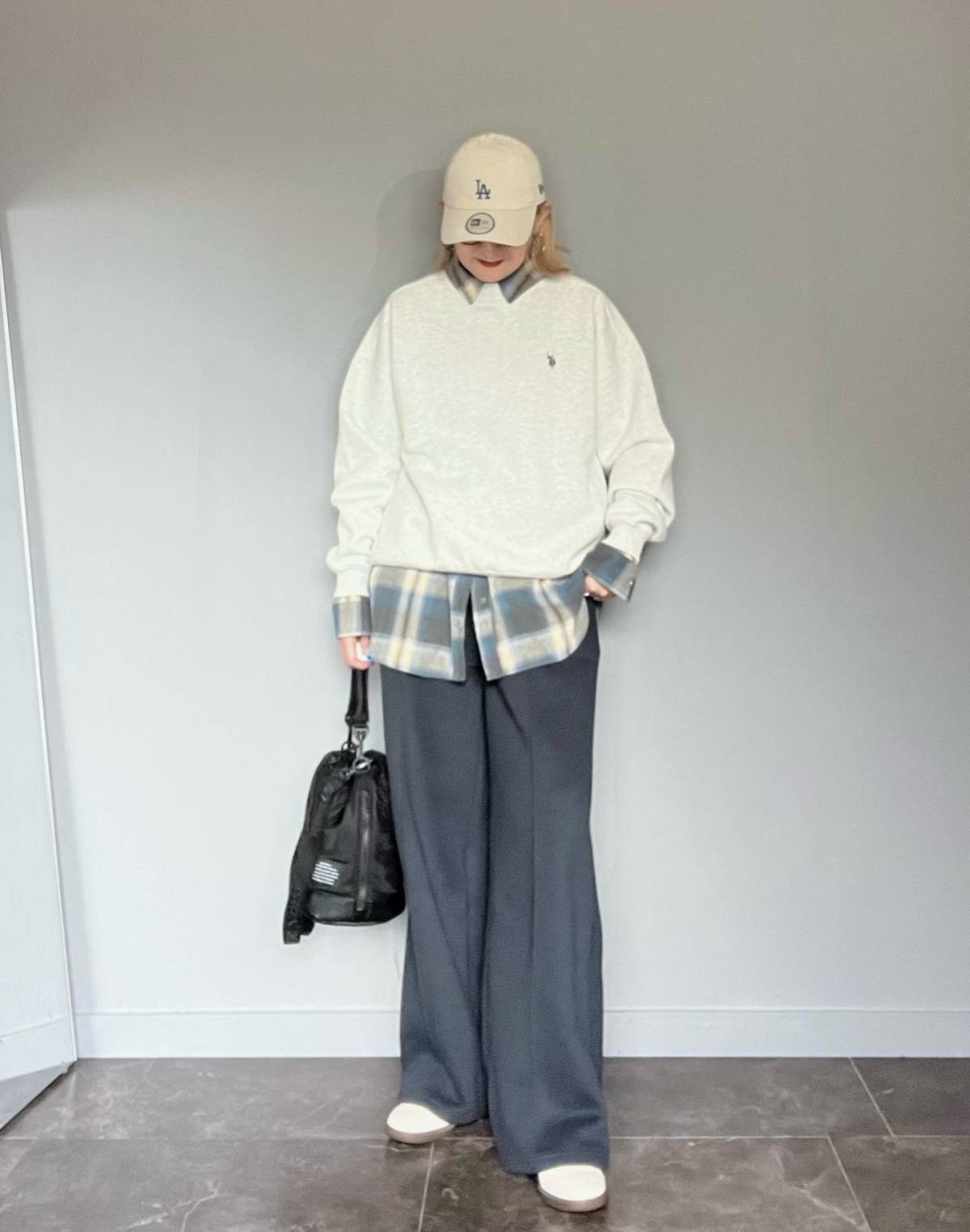 スウェットからチラ見せ♡