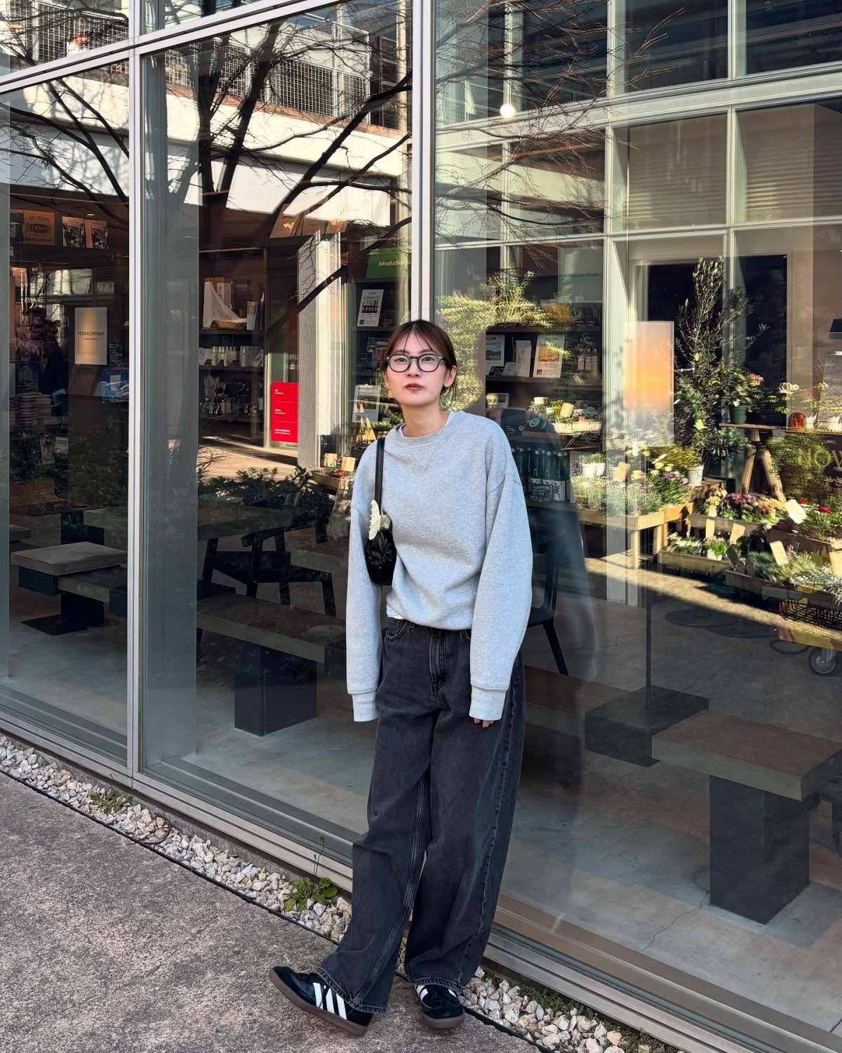 グレー×黒の濃色コーデ