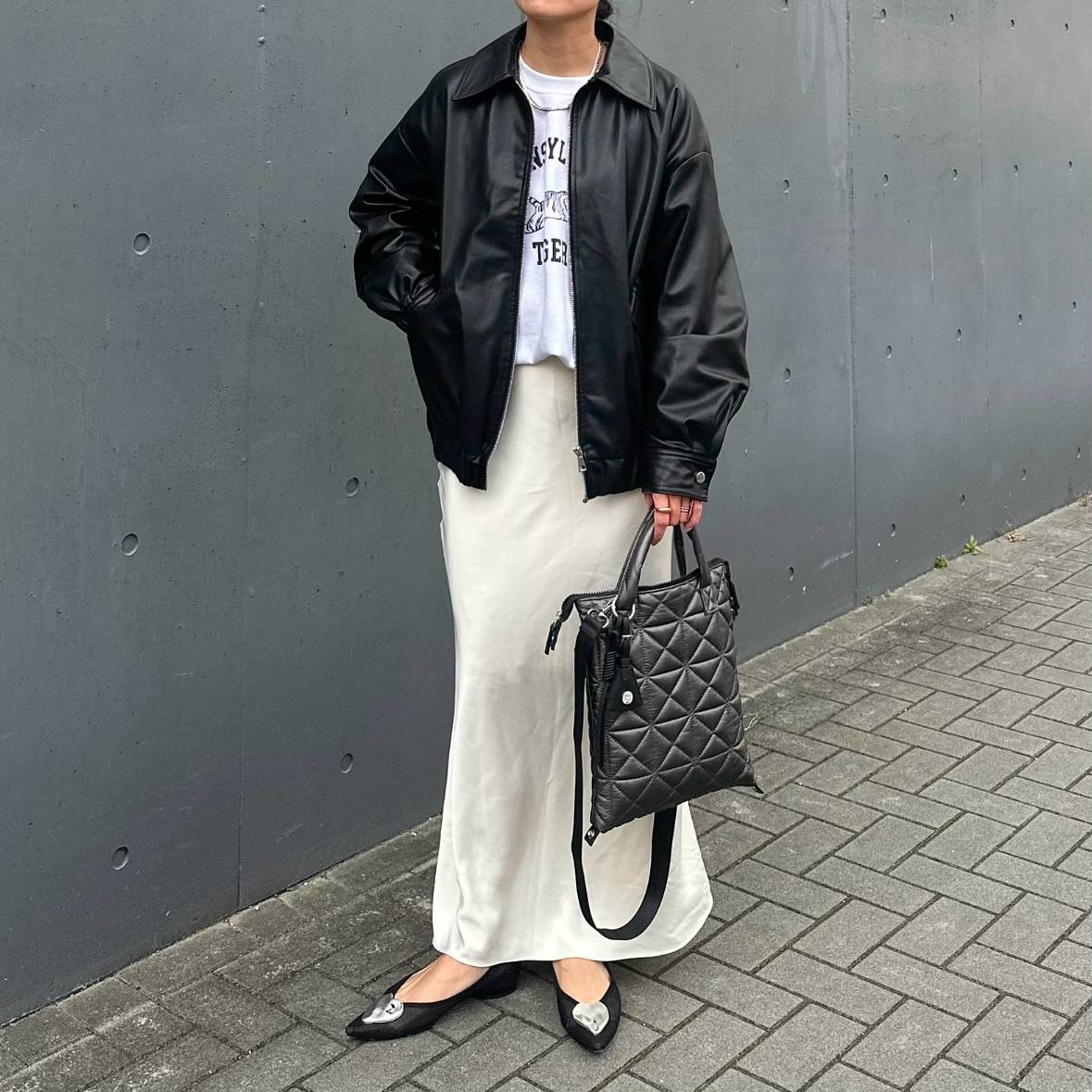 レザージャケット×サテンスカート