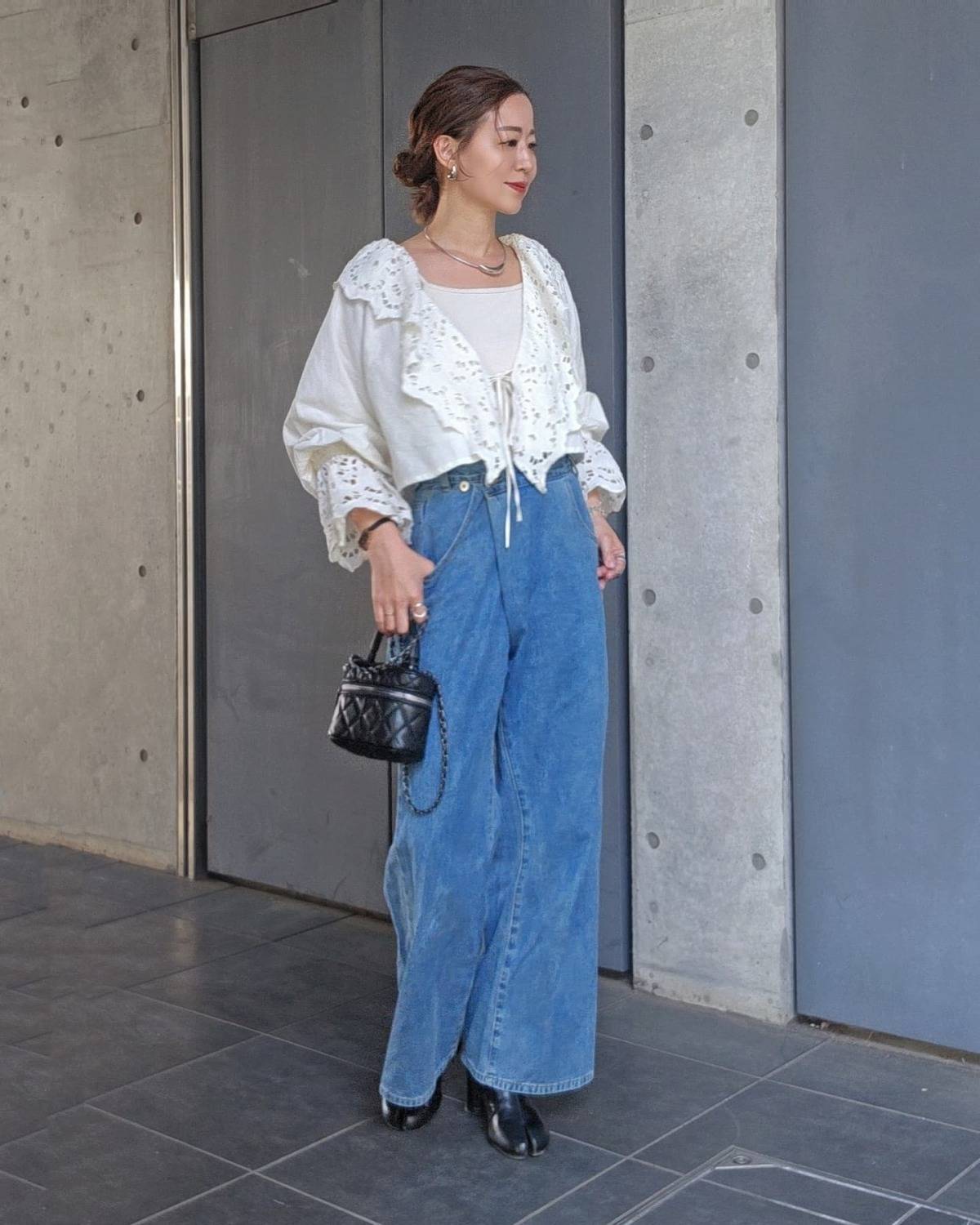 白のフリルブラウス×デニムパンツ