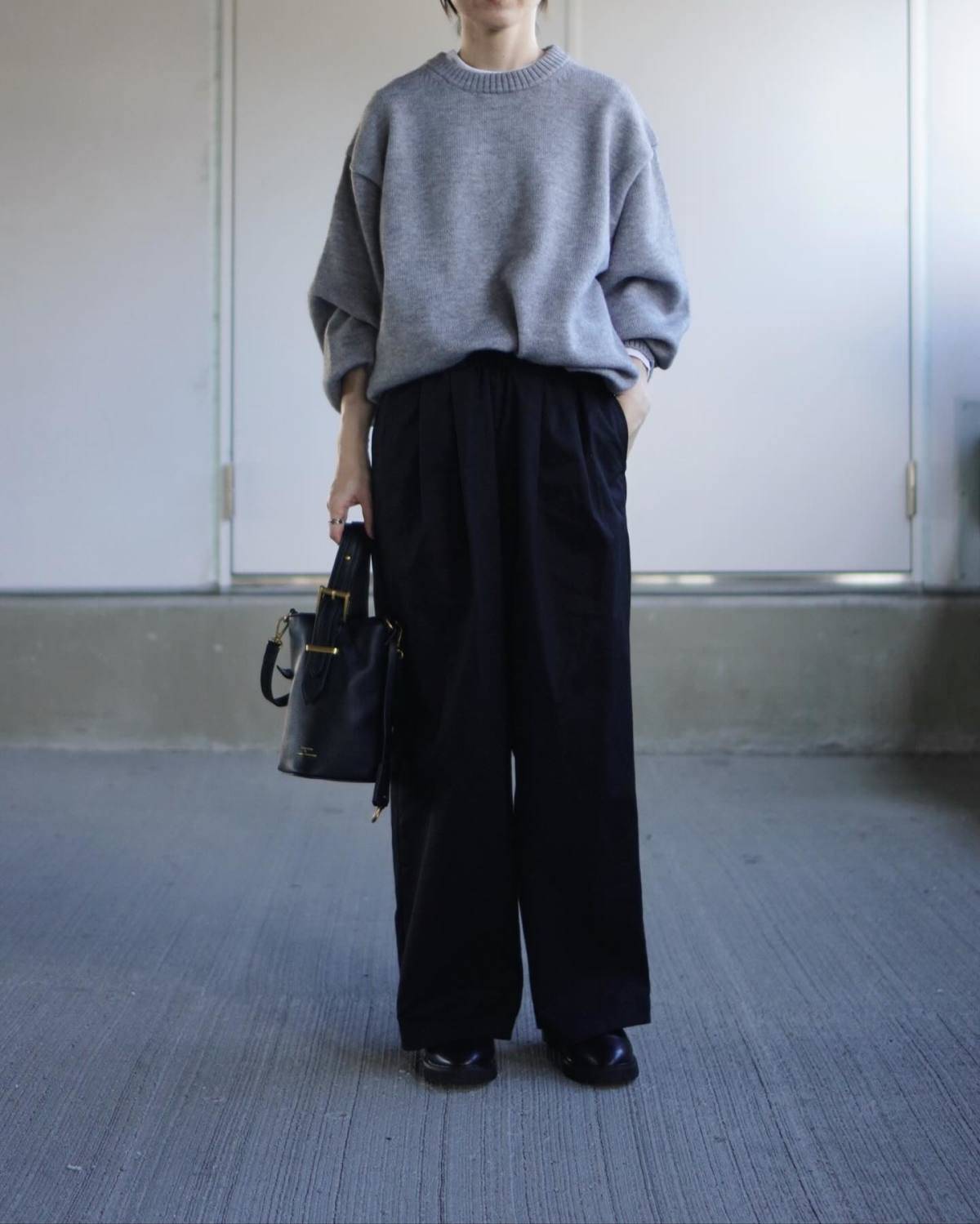 トップスをドロストしてウエストインする！