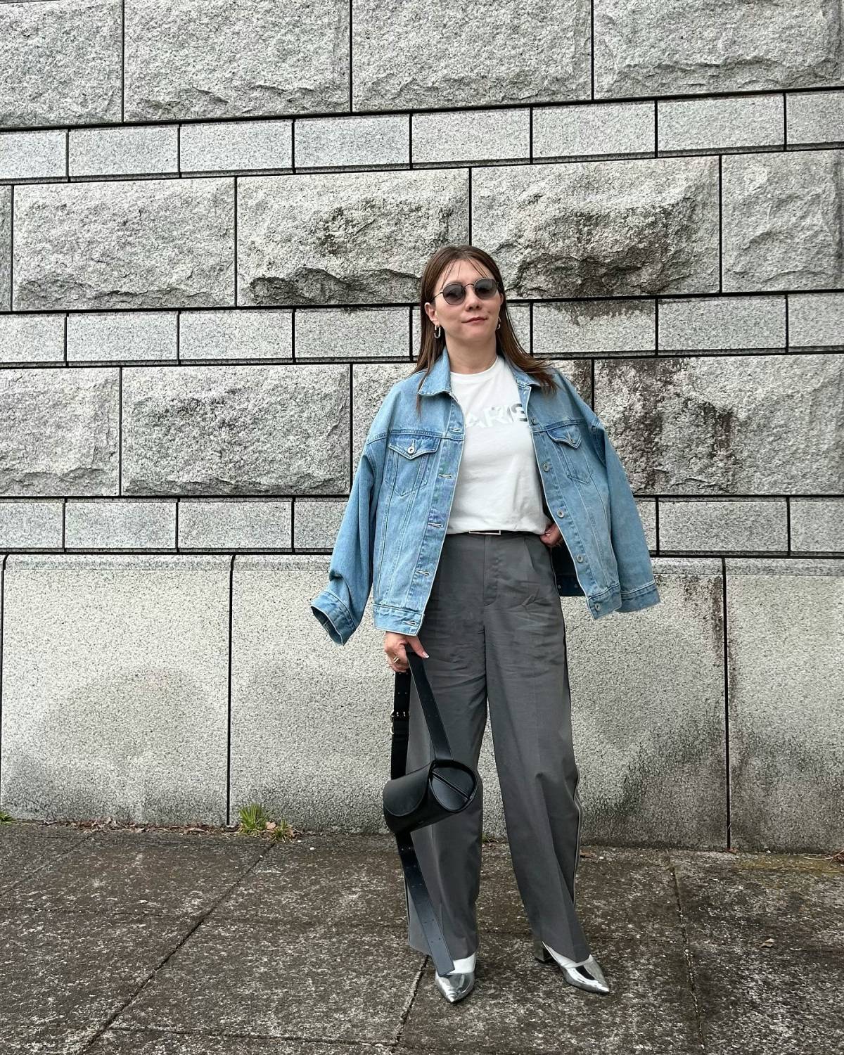 デニムジャケットを肩掛けする♪