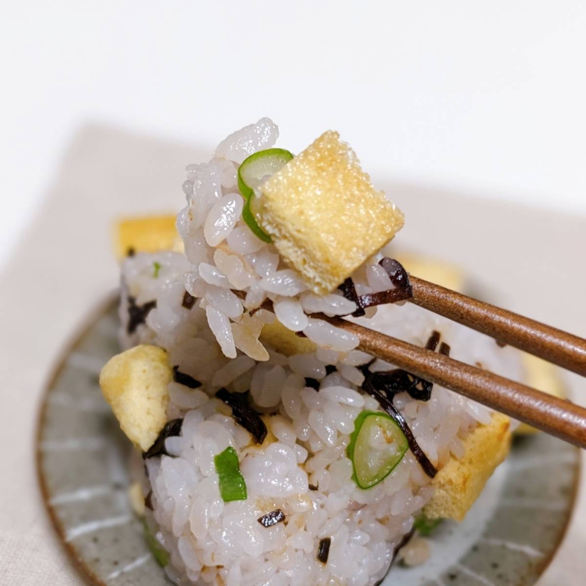 ヤマキ公式の「だしうま!おかか昆布と油揚げのおにぎり」のレシピ