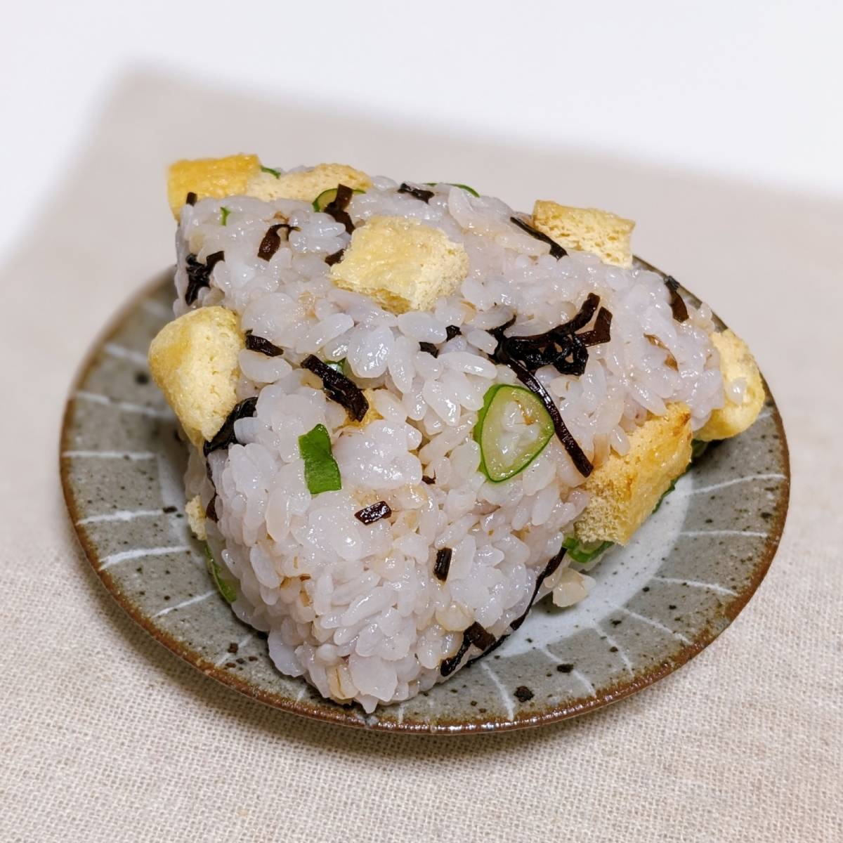 ヤマキ公式の「だしうま!おかか昆布と油揚げのおにぎり」のレシピ