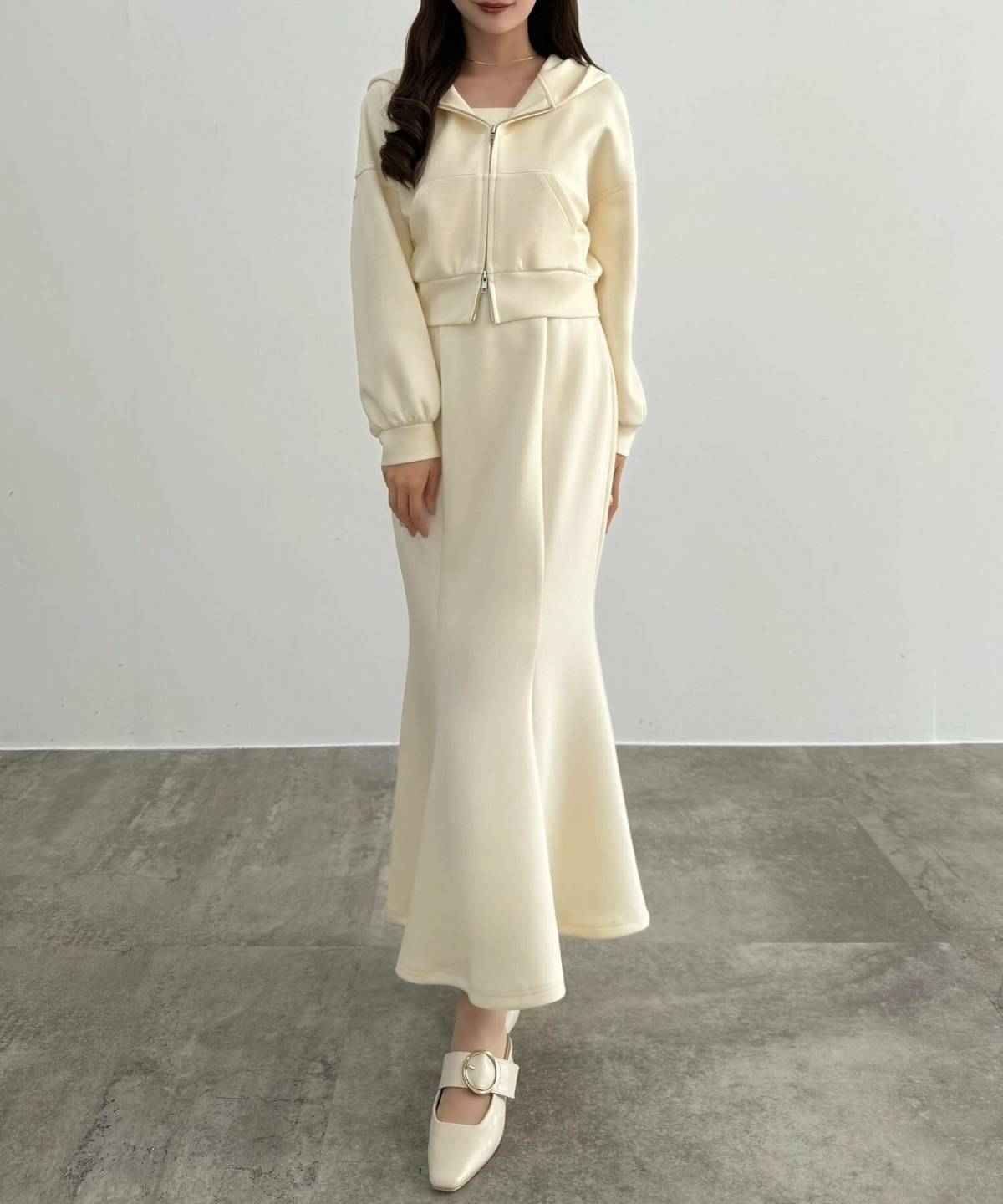 4月の沖縄コーデ 白ワンピース パーカー