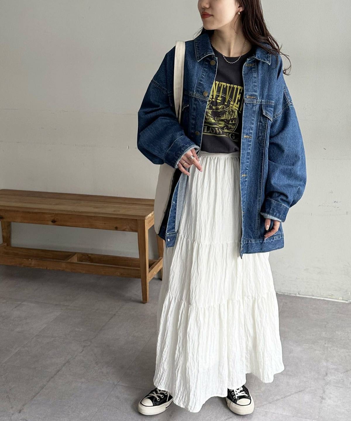 4月の沖縄コーデ ロゴTシャツ スカート デニムジャケット