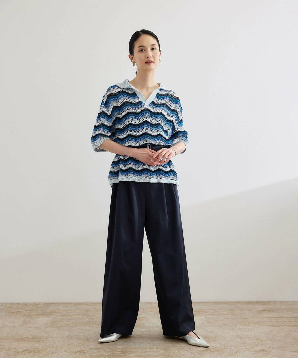 水色のポロシャツコーデ マルチカラー 黒パンツ