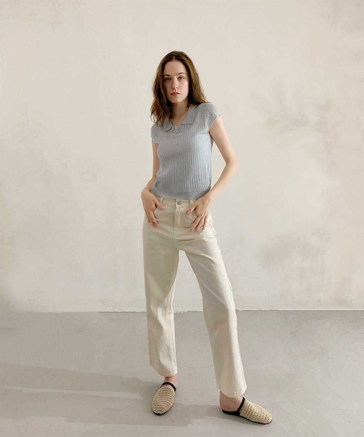 水色のポロシャツコーデ 白のパンツ