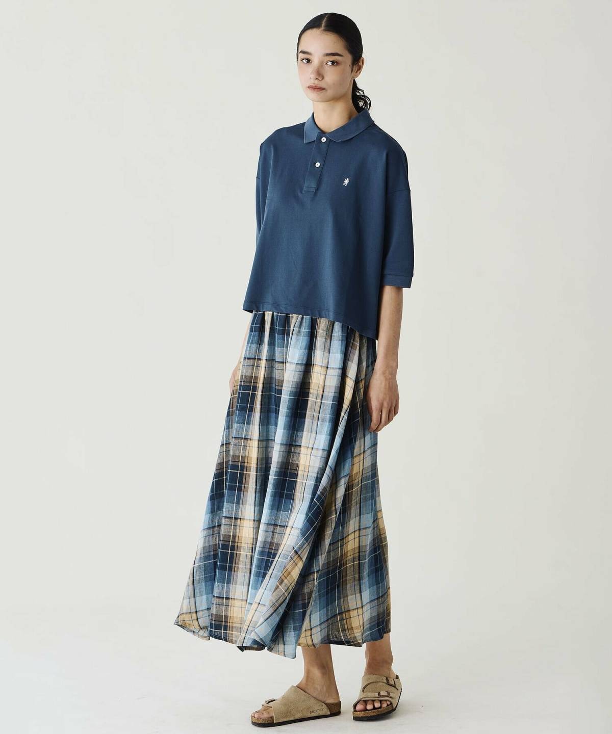 水色のポロシャツコーデ チェックスカート