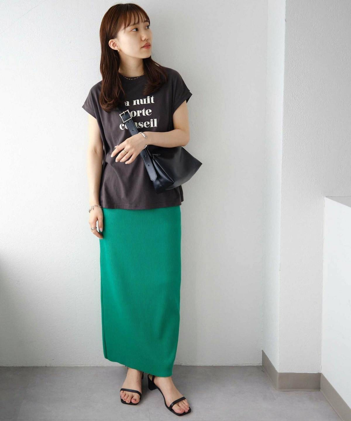 5月の沖縄コーデ ロゴ入りTシャツ グリーンスカート