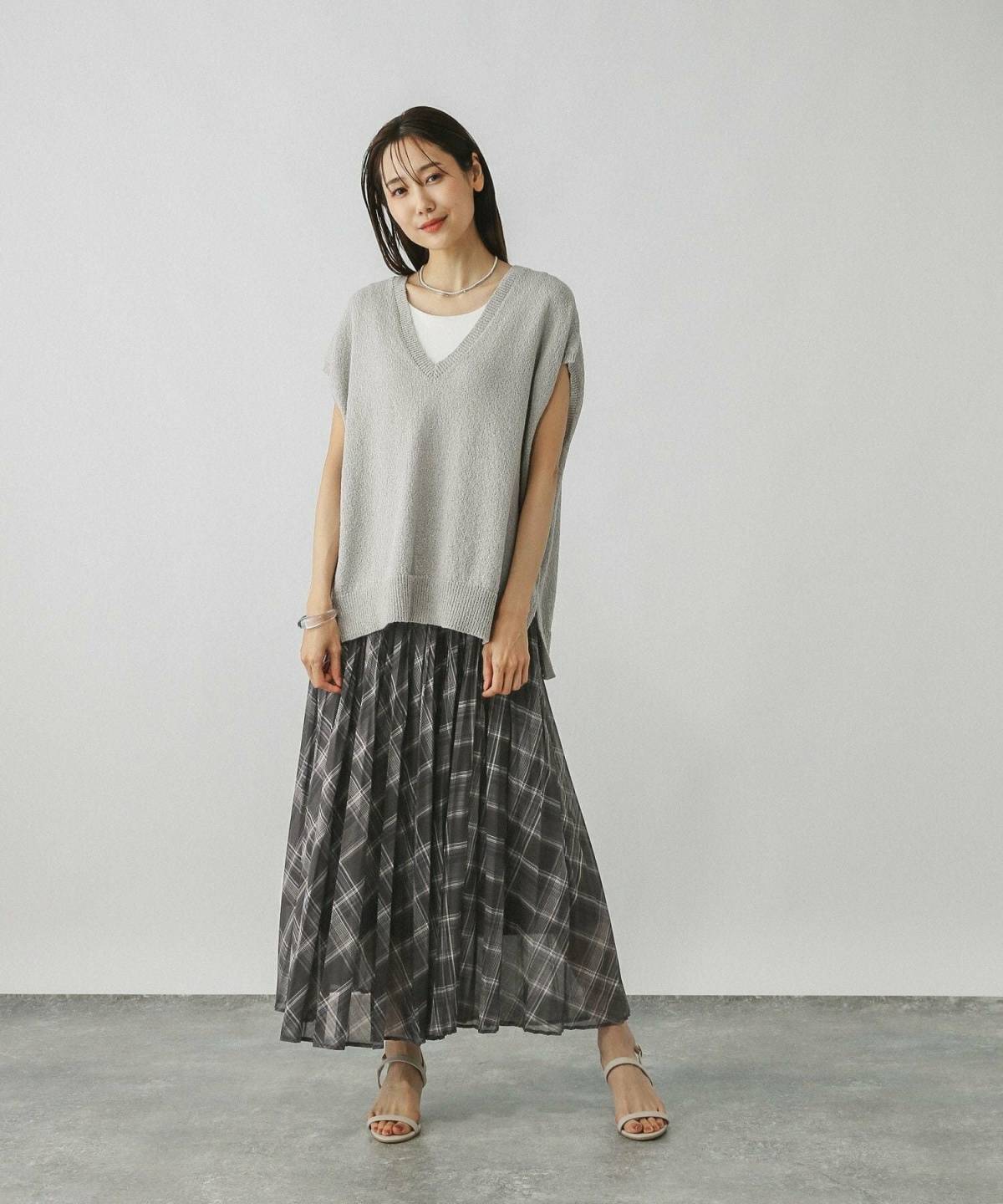 5月の沖縄コーデ ニットベスト チェックスカート