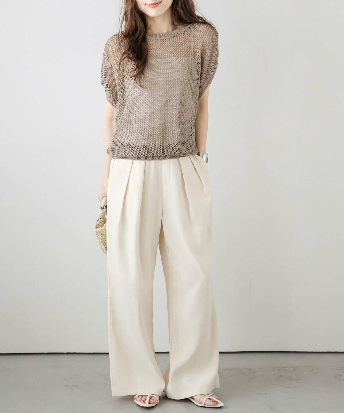 5月の沖縄コーデ メッシュ素材のトップス 白パンツ