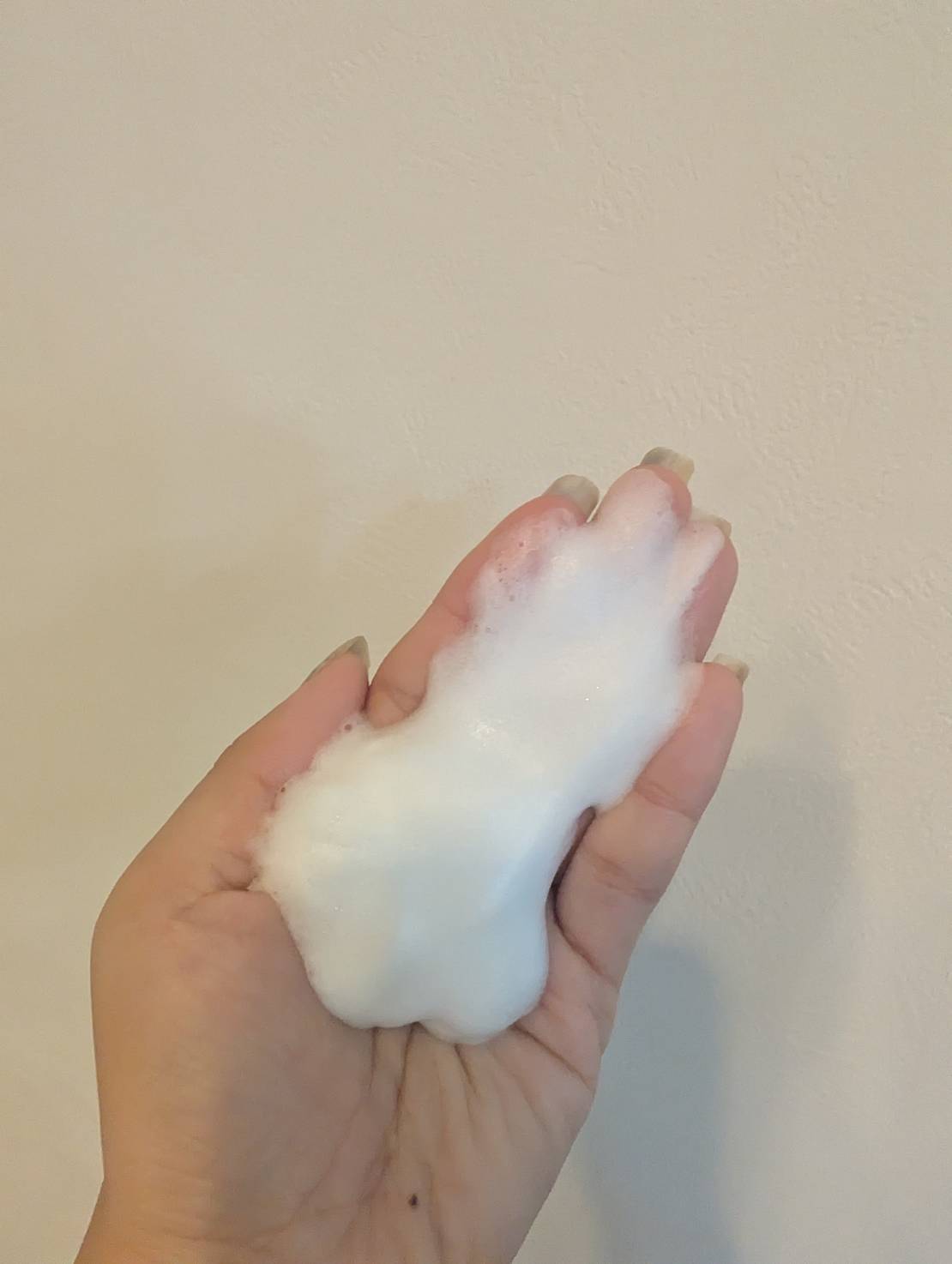 LAVOIR(ラヴア) パフュームボディウォッシュ チューリップ＆フリージア 500mlを手に取ったところ