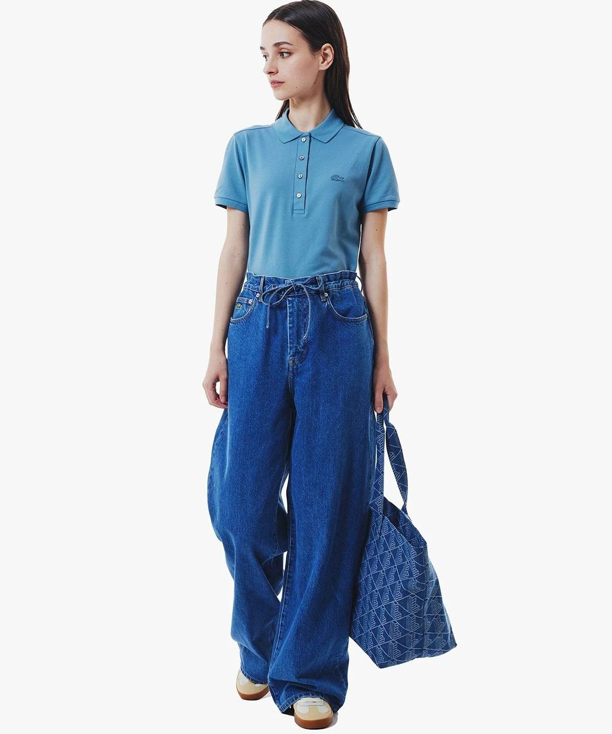 水色のポロシャツコーデ デニムパンツ