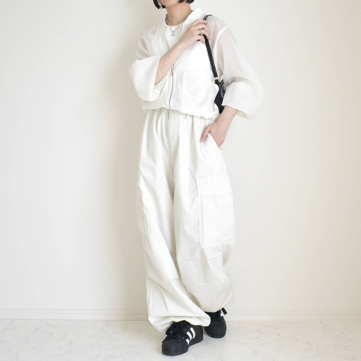 黒をきかせたホワイトコーデ