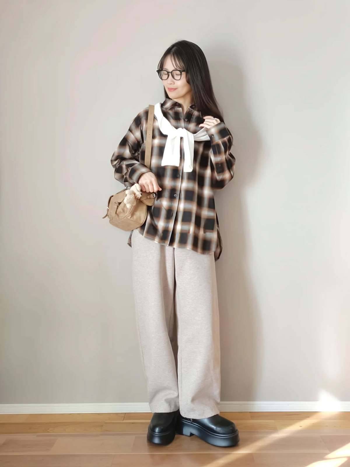 チェック柄シャツの上に肩掛けする!