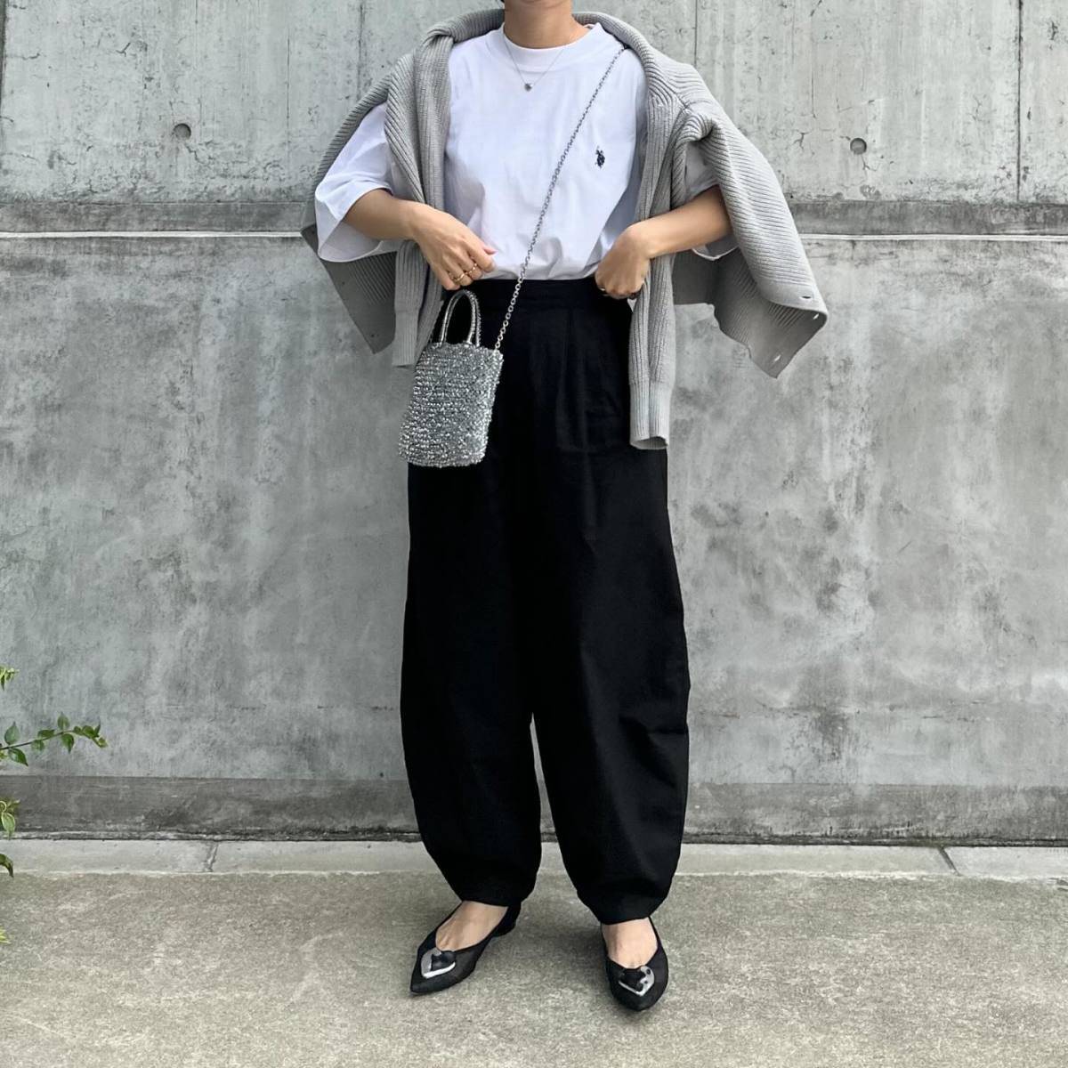 モノトーンコーデ×グレーカーディガン