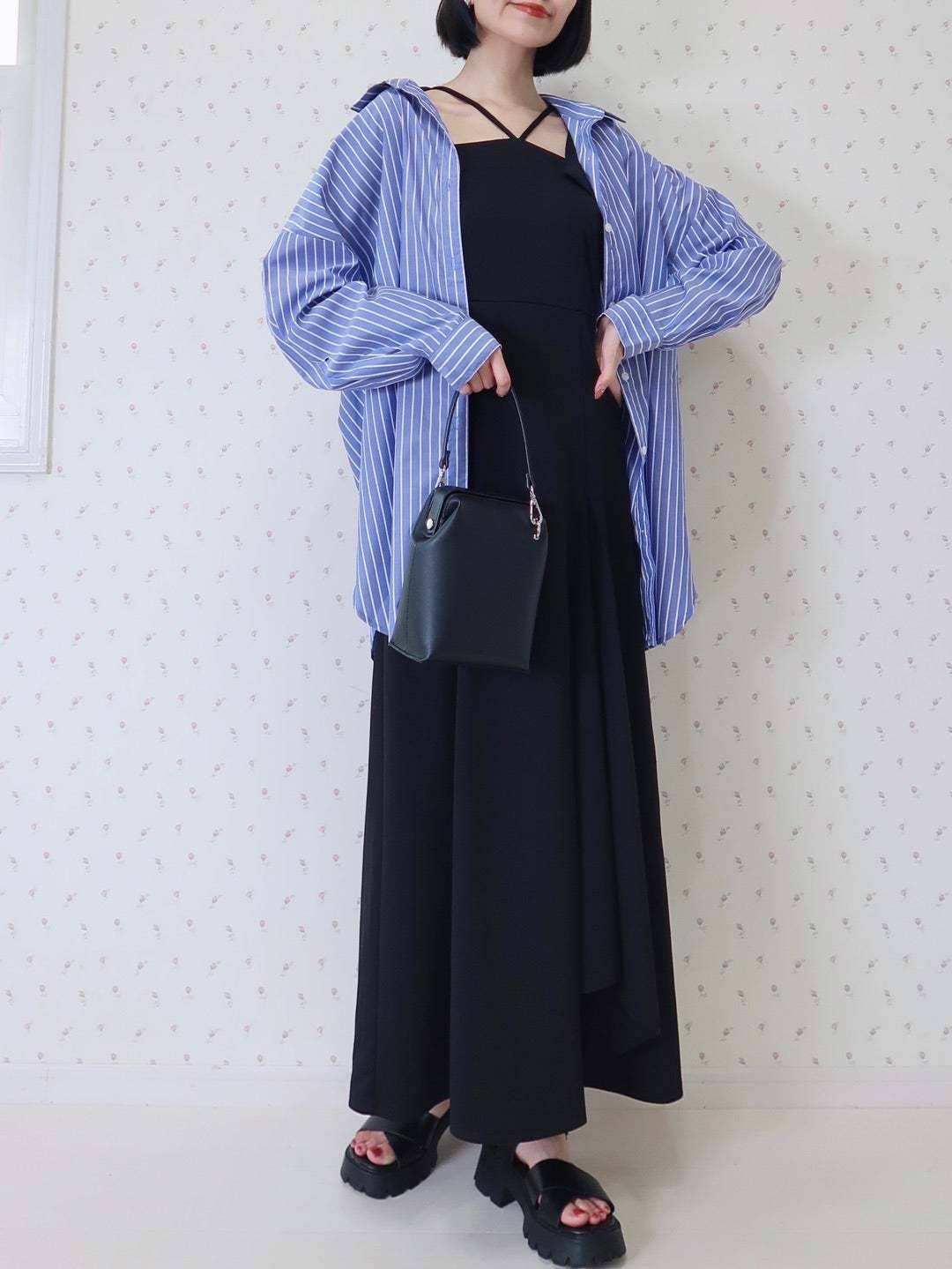 黒ワンピース×ストライプ柄シャツ